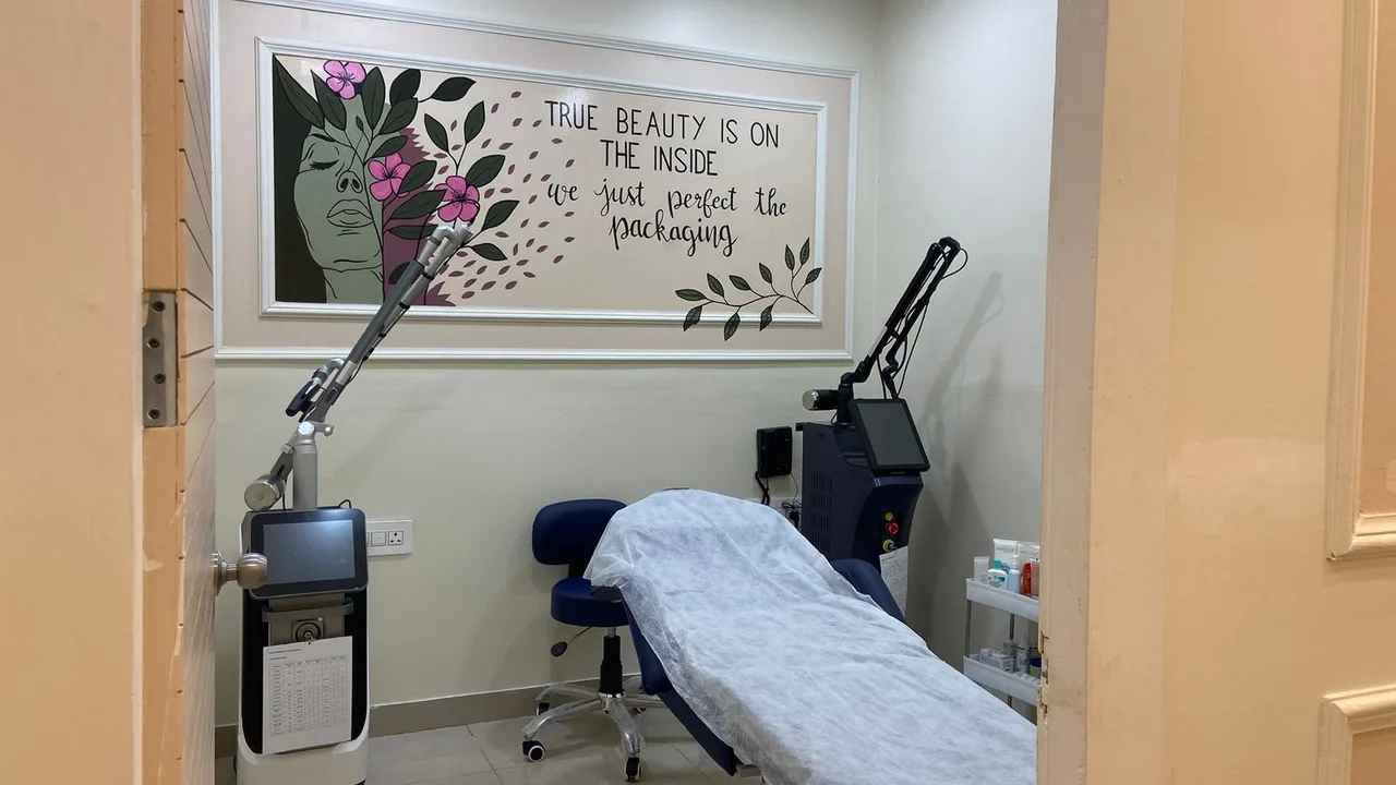 Treatment room with dual laser arms — CO2 fractional and Q-Switch lasers