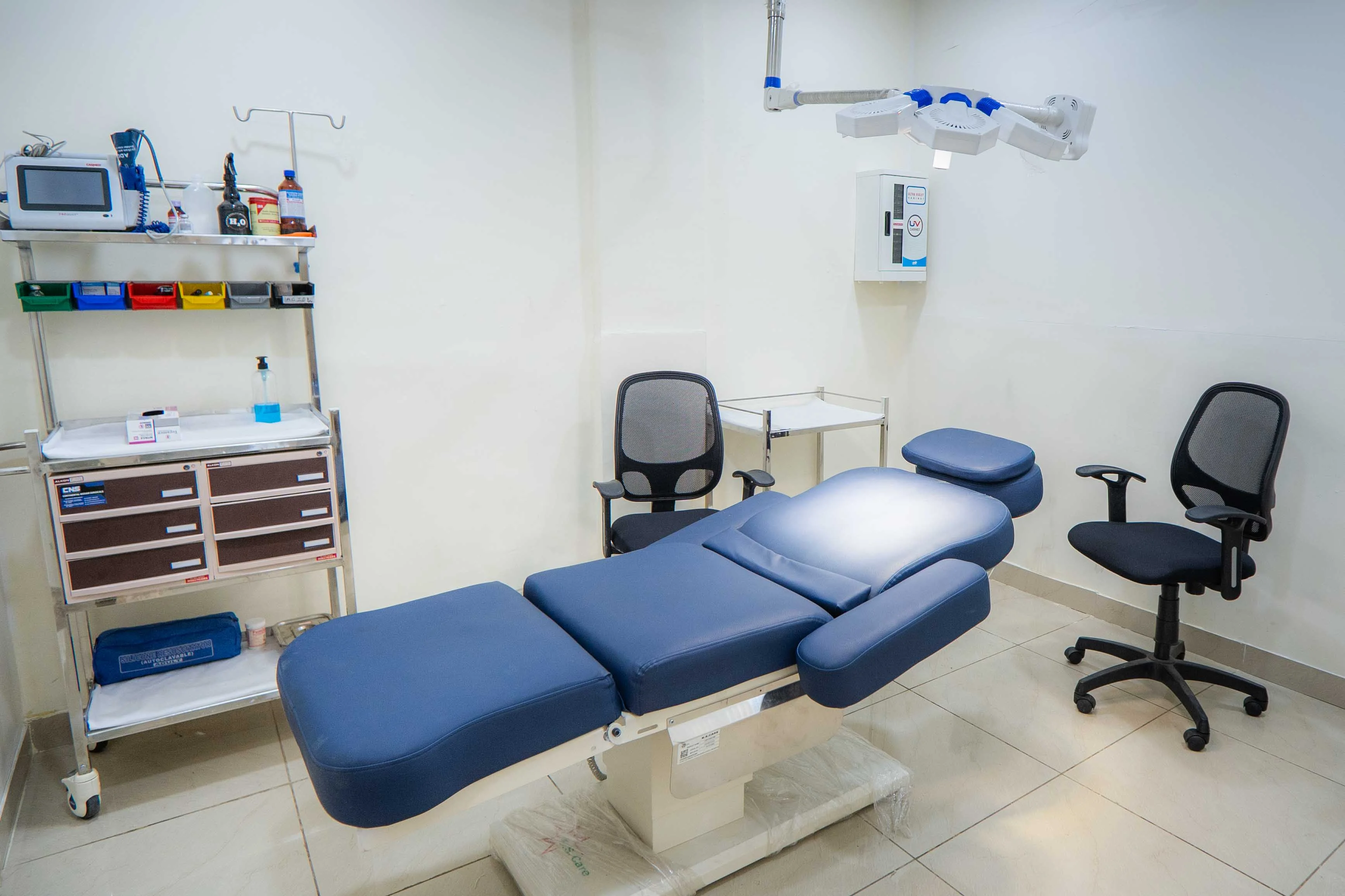 Procedure room with motorised treatment bed