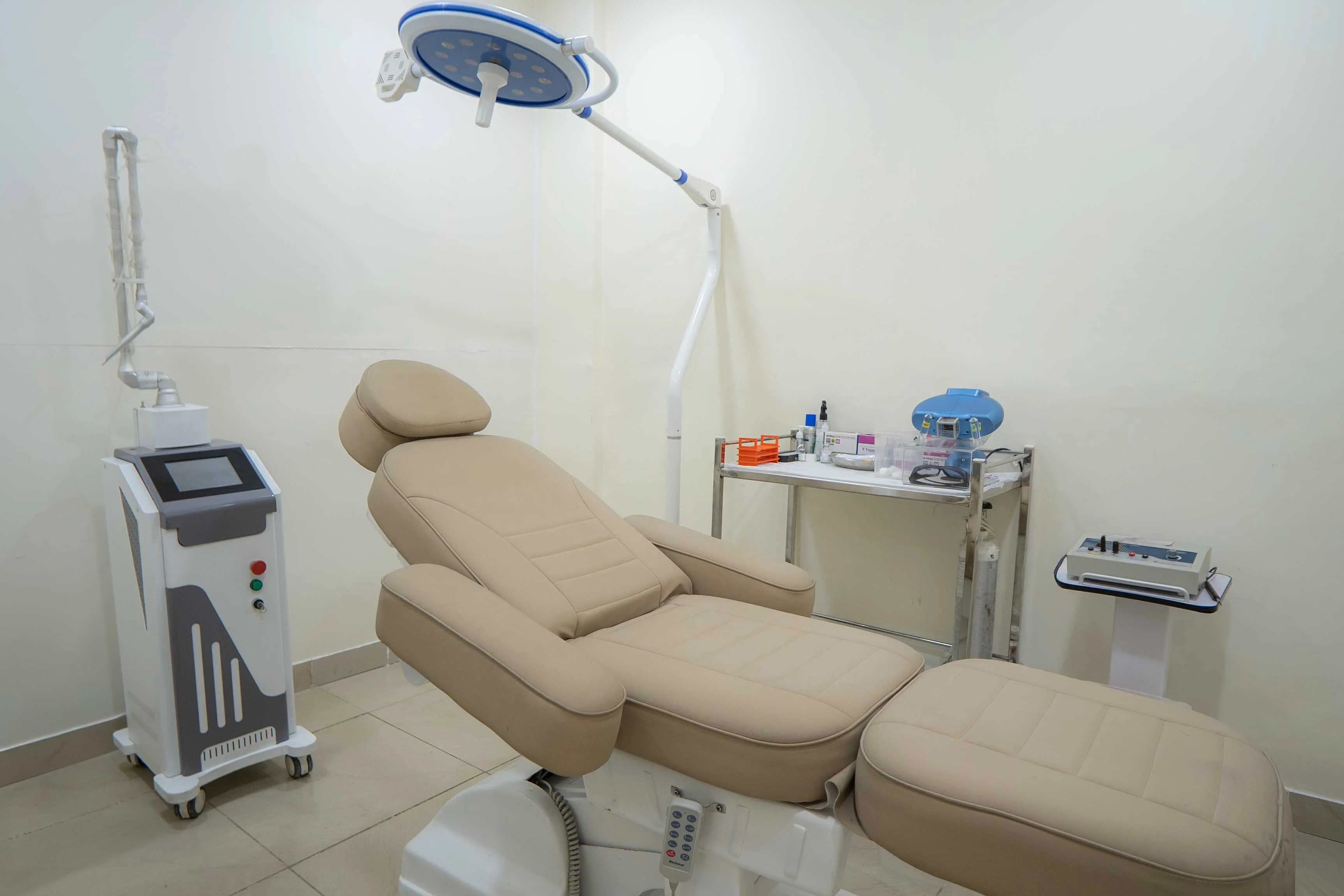 Aesthetic treatment room with LED surgical light